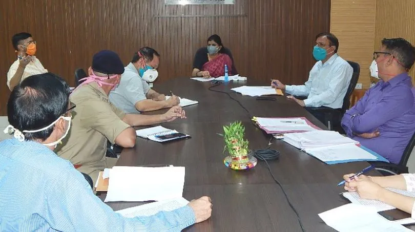 रूद्रपुर: दूसरे राज्यों के लिए बसों के संचालन से पहले जिलाधिकारी ने ली बैठक
