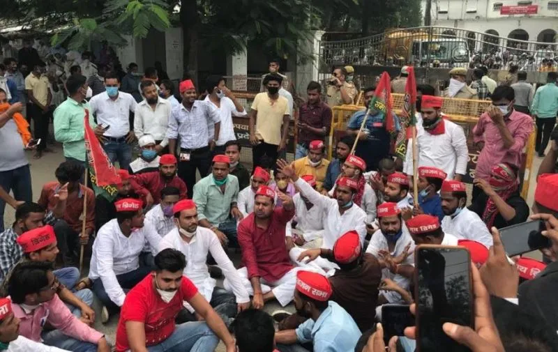 बरेली: सपा के फ्रंटल संगठनों ने कलक्ट्रेट के बाहर किया प्रदर्शन