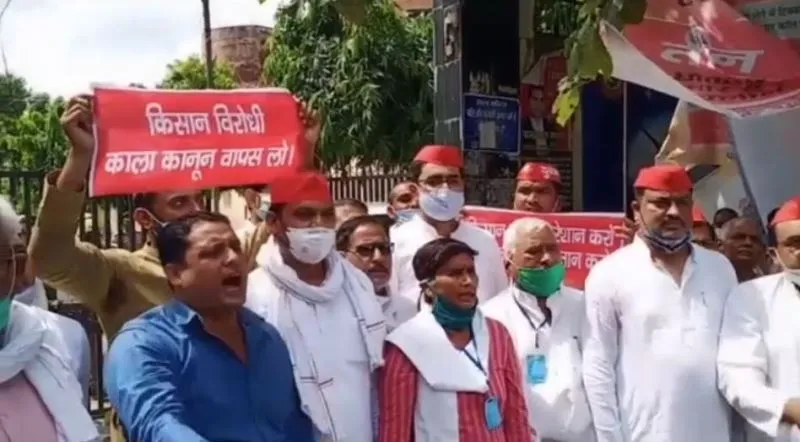 अयोध्या: कृषि विधेयकों के विरोध में समाजवादी पार्टी ने किया प्रदर्शन