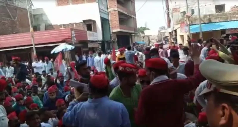 शाहजहांपुर: पदाधिकारी से बदसलूकी पर सपा ने घेरा एसपी ऑफिस