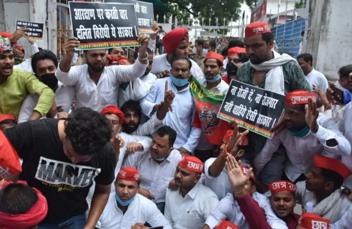 उप्र: बेरोजगारी, निजीकरण को लेकर योगी सरकार के खिलाफ सपा का प्रदर्शन
