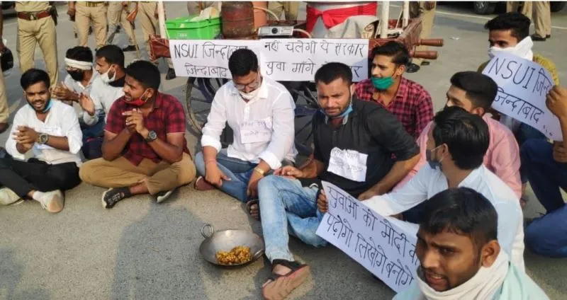 बरेली: छात्रों ने पकौड़े बेचकर किया सरकार की नीतियों का विरोध
