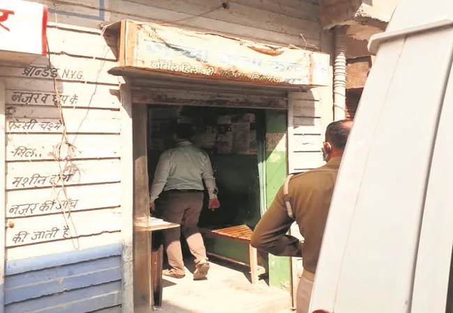मुरादाबाद: छापेमारी के बाद हरथला में अस्पताल सील