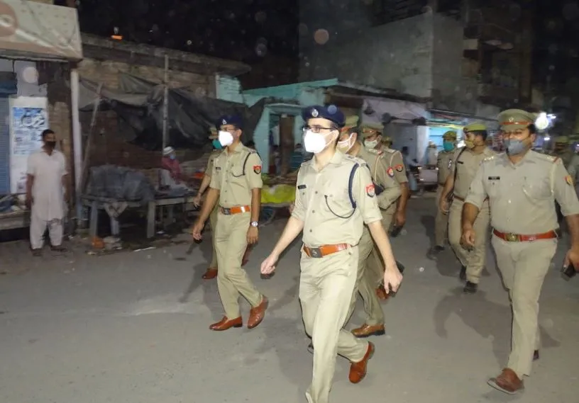 बरेली: एसएसपी ने पैदल गश्त कर परखी कानून व्यवस्था
