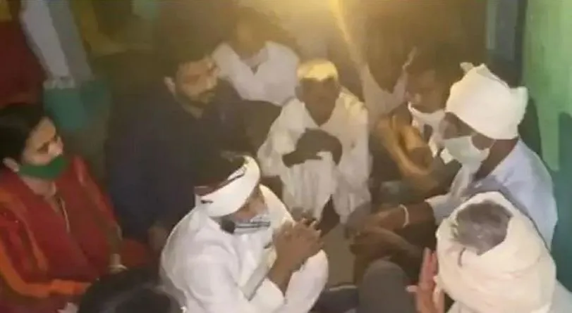 कोरोना पॉजिटिव होने के बावजूद आप विधायक पहुंचे हाथरस पीड़िता के घर