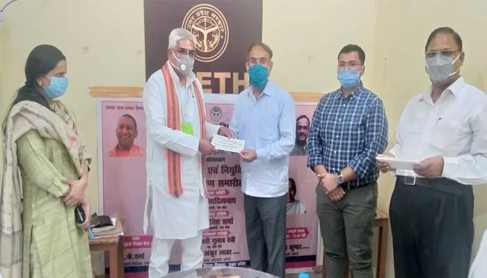 अमेठी: डीएम और विधायक ने सहायक अध्यापकों को वितरित किए नियुक्ति पत्र