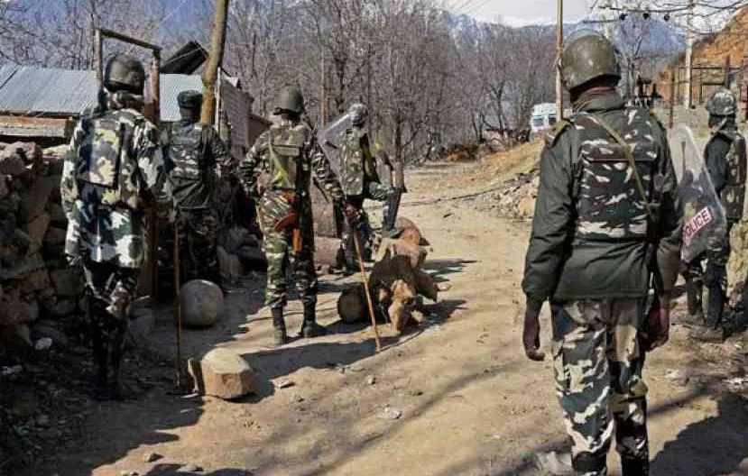 दक्षिण कश्मीर में दो मुठभेड़ों में सुरक्षाबलों ने पांच आतंकवादी मार गिराए