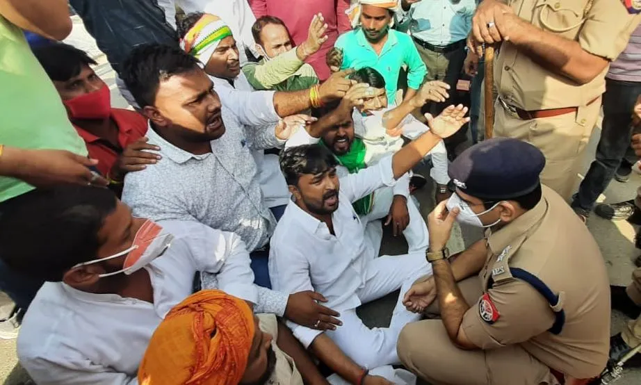 अयोध्या: राहुल व प्रियंका से अभद्र व्यवहार पर कांग्रेसियों ने किया प्रदर्शन