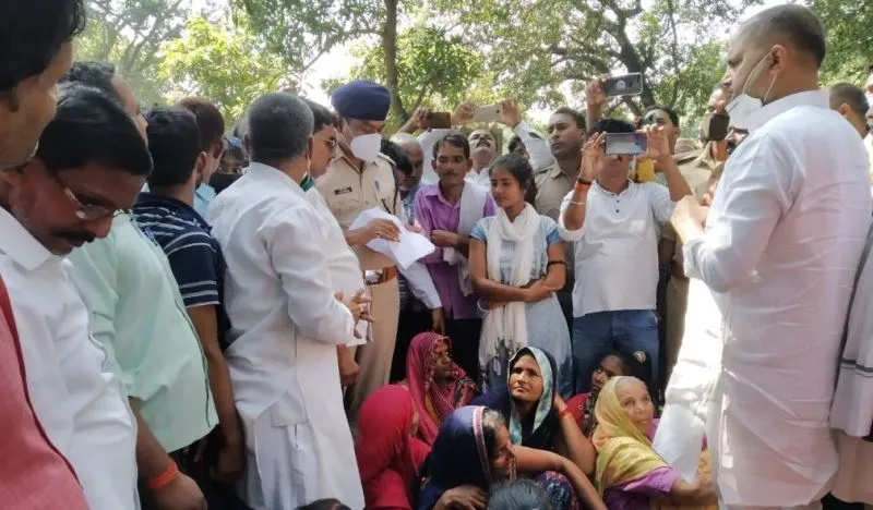 अयोध्या: युवक की बरामदगी न होने पर रोड जाम कर किया प्रदर्शन