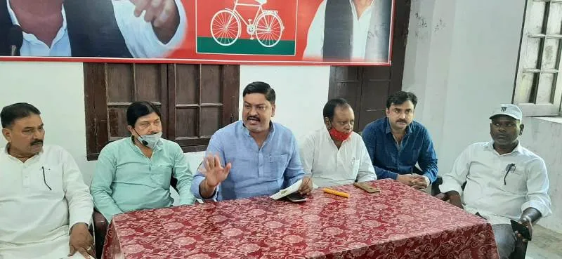 अयोध्या: सपा नेता ने उठाया सवाल, हवाई पट्टी की जमीन पर ही एयरपोर्ट बनवाने की जिद क्यों