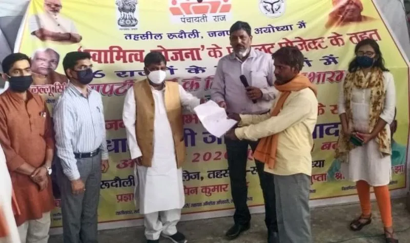 अयोध्या: पीएम मोदी के संवाद के बाद 954 परिवारों को बांटी ‘घरौनी’