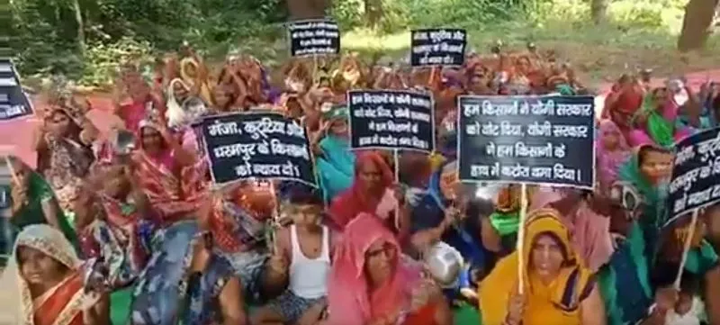 अयोध्या: जमीन के उचित मुआवजे को लेकर महिलाओं ने किया प्रदर्शन