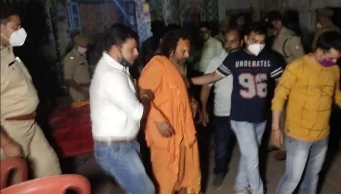 अयोध्या: आमरण अनशन पर बैठे महंत परमहंस दास को पुलिस ने जबरन उठाया