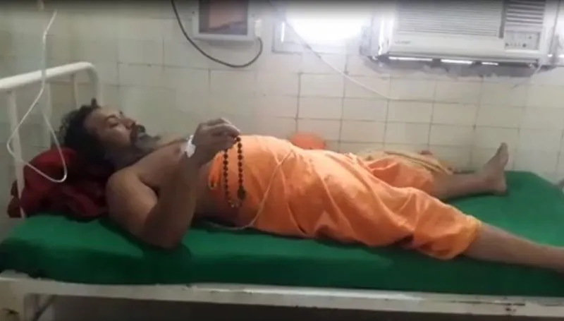 अयोध्या: महंत परमहंस दास का आमरण अनशन जिला अस्पताल में भी जारी