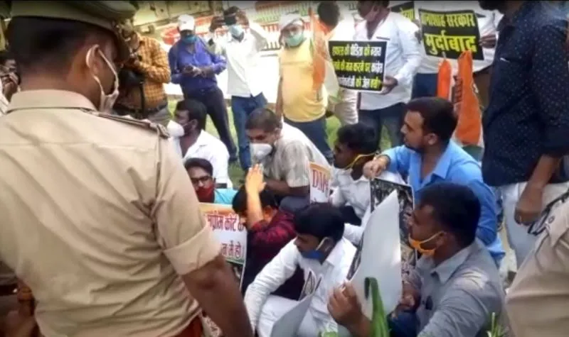 अयोध्या: हाथरस डीएम को बर्खास्त करने की मांग को लेकर कांग्रेस का प्रदर्शन