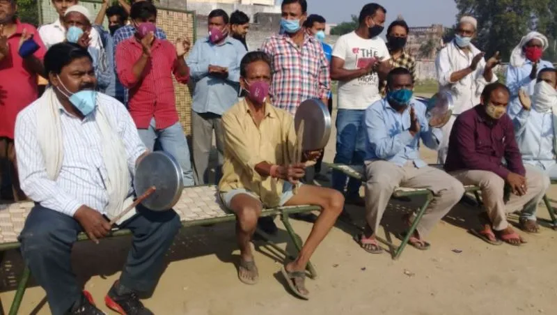 अयोध्या: ताली-थाली बजाकर व्यापारियों ने किया प्रदर्शन