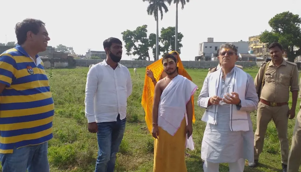 अयोध्या: कमेटी अध्यक्ष ने रामलीला मंचन की तैयारियों का लिया जायजा