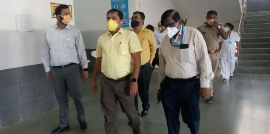 अयोध्या: कोविड चिकित्सालयों का जिलाधिकारी ने किया निरीक्षण