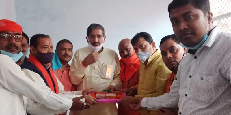 अयोध्या: मं‍दिर निर्माण के लिए ट्रस्ट को सौंपी चांदी की ईंट