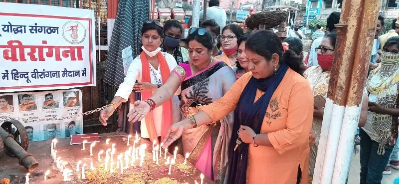 अयोध्या: हाथरस की निर्भया को महिलाओं ने दी श्रद्धांजलि