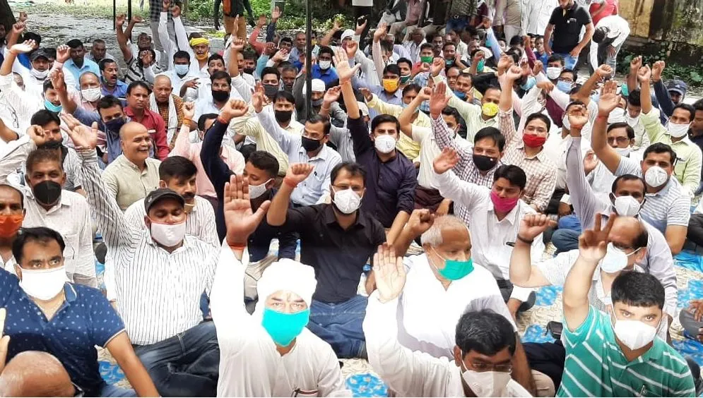 अयोध्या: निजीकरण के विरोध में विद्युत कर्मचारियों ने किया प्रदर्शन