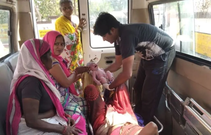 बरेली: मेडिकल टेक्नीशियन की सूझबूझ से कराया एंबुलेंस में प्रसव