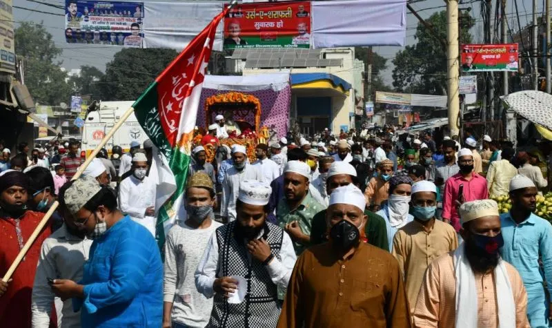 बरेली: सकलैन मियां ने बशीर मियां दरगाह पर पेश की चादर