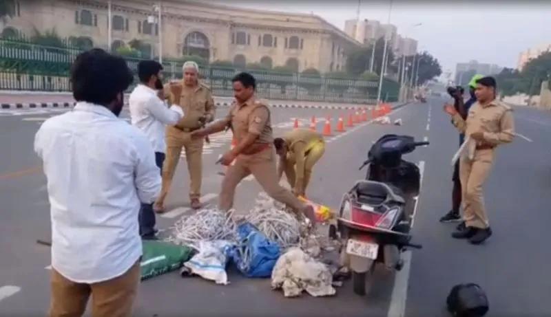 लखनऊ: हाथरस मामले को लेकर भीम आर्मी ने विधानसभा के सामने कूड़ा फेंक कर किया प्रदर्शन