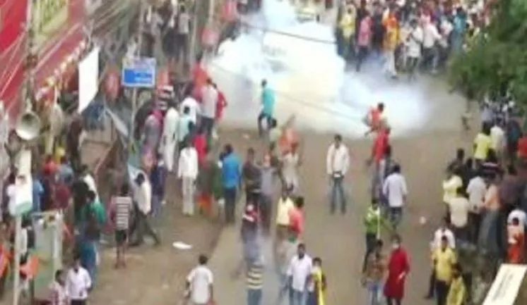 बंगाल में भाजपा कार्यकर्ताओं और पुलिस के बीच झड़प, पत्थरबाजी और लाठीचार्ज