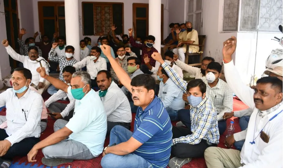बरेली: निलंबन के बाद अधीक्षण अभियंता कार्यालय में धरने पर बैठे एसडीओ और जेई