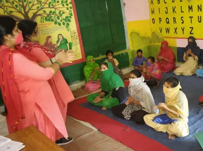 बरेली: मिशन शक्ति और कोरोना के प्रति किशोरियों को किया जागरूक