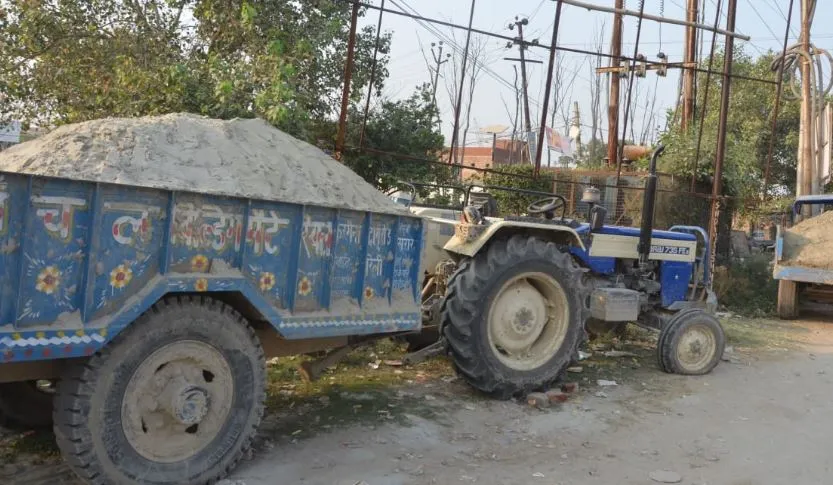 बरेली: रामगंगा नदी किनारे अवैध खनन पर छापा, तीन ट्रैक्टर-ट्राली जब्त