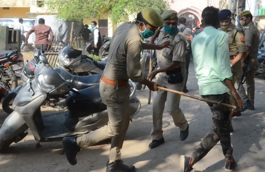 बरेली: लव जिहाद पर किला थाने में बवाल, लाठीचार्ज