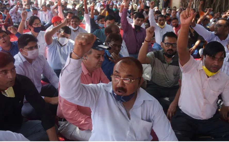 बरेली: निजीकरण के विरोध में बिजली कर्मचारियों ने शुरू की अनिश्चितकालीन हड़ताल