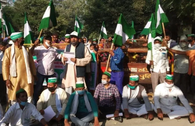 बरेली: किसानों ने घेरा कलेक्ट्रेट, एसडीएम व कोतवाल के निलंबन की मांग