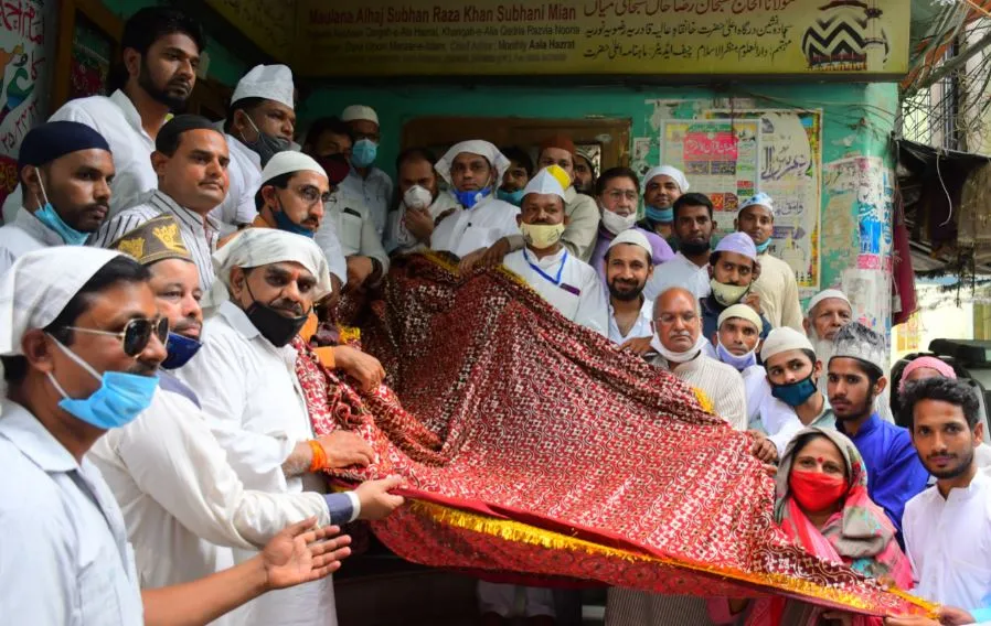 बरेली: कांग्रेस अध्यक्ष सोनिया गांधी ने दरगाह पर भेजी चादर