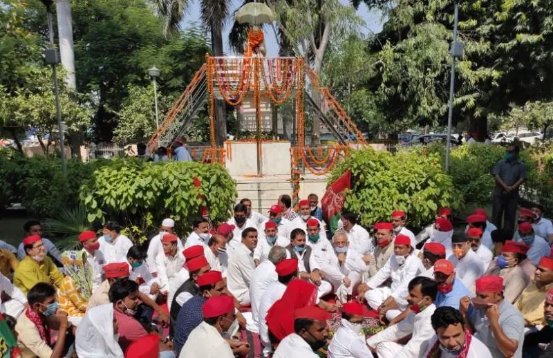 बरेली: गांधी जयंती पर सपा कार्यकर्ताओं ने किया मौन सत्याग्रह