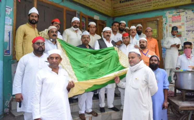 बरेली: दरगाह पर पेश की गई अखिलेश यादव की चादर