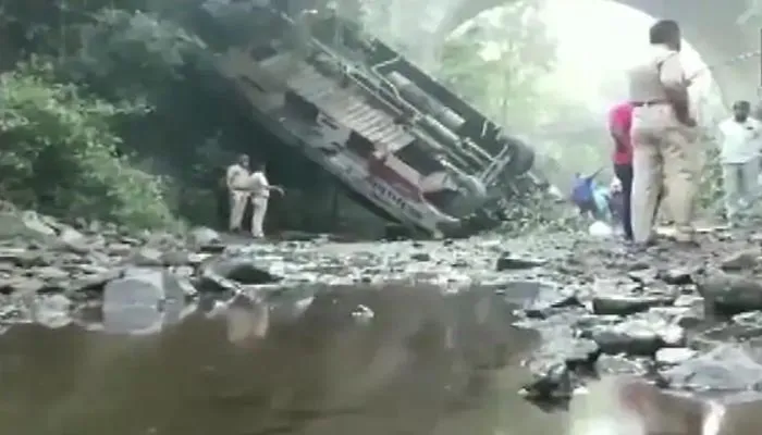 महाराष्ट्र में खाई में गिरी बस, पांच की मौत 34 घायल