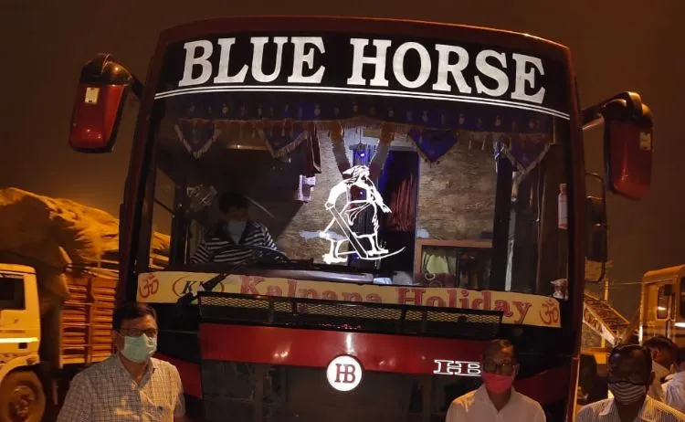 बरेली: ट्रक के नंबर से चल रही थी डग्गामार बस, आरटीओ ने पकड़ा