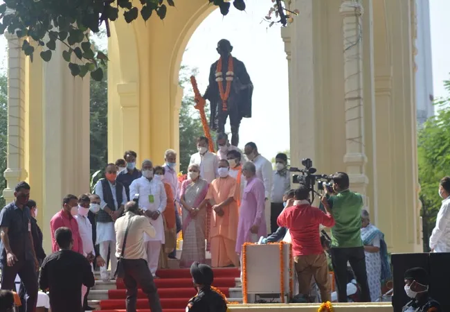 गांधी जयंती पर CM योगी ने चलाया चरखा, राज्यपाल आनंदीबेन के साथ दी श्रद्धांजलि 