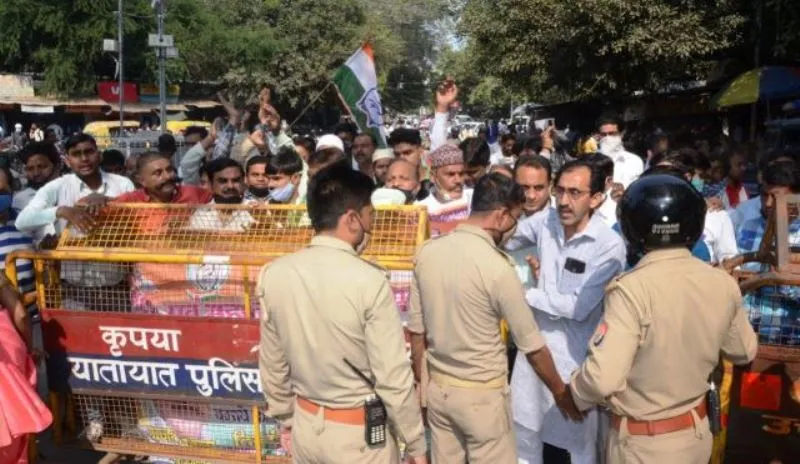 बरेली: प्रदर्शन के दौरान कांग्रेसियों की पुलिस से तीखी नोकझोंक