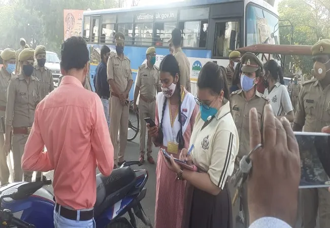 रामपुर में आज बेटियों ने संभाली थानों की कमान, चलाया वाहन चेकिंग अभियान