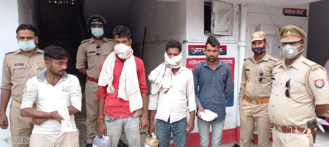 अयोध्या: ट्रांसफार्मर से तेल चुराने वाले चार लोगों को पुलिस ने किया गिरफ्तार