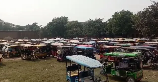 शाहजहांपुर: वाहन स्टैंड पर जबरन वसूली के विरोध में नहीं चले ई-रिक्शे