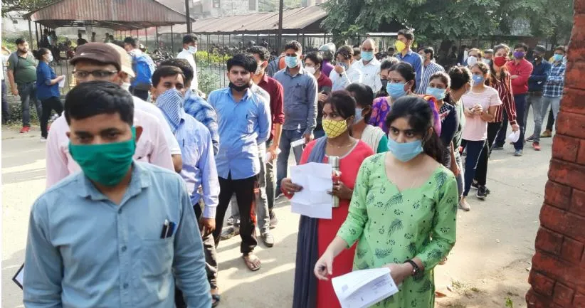 बरेली: सोशल डिस्टेंसिंग भूल करा रहे पीसीएस प्री की परीक्षा
