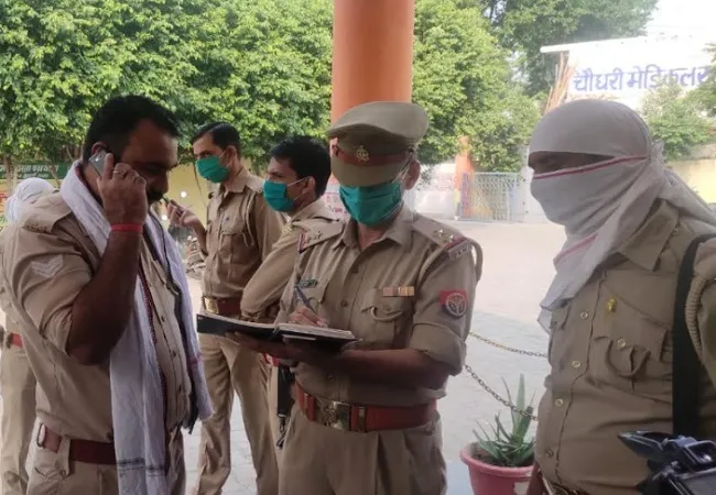 अमरोहा: कार की टक्कर से दंपति व बेटी की मौत