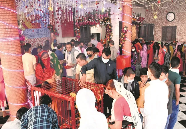 मुरादाबाद: कोरोना का डर भूल मां शैलपुत्री के पूजन को उमड़े भक्त