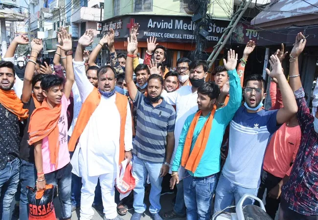 मुरादाबाद: महंत की रहस्मयी मौत की हो सीबीआई जांच, हंगामा