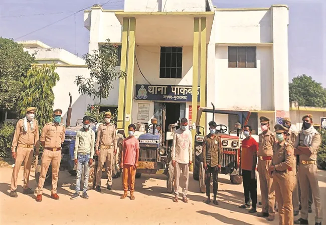 मुरादाबाद: बिहार से चोरी कर लाए जा रहे तीन ट्रैक्टर पाकबड़ा में पकड़े